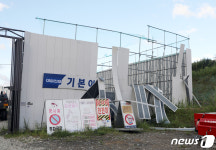 남우가설판넬 | 엿가락처럼 휜 공사장 판넬