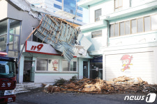 태풍에 무너진 119안전센터 옥상 구조물
