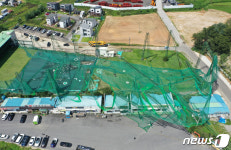 태풍이 휩쓸고간 골프 연습장