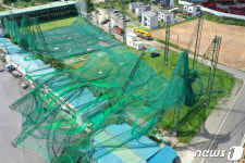한반도 강타한 태풍 마이삭, 주저앉은 골프연습장