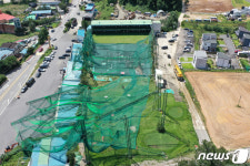 태풍으로 주저앉은 골프연습장