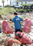 태풍 해양쓰레기 양손에 한가득