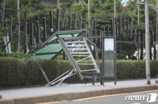 강풍에 쓰러진 해운대 버스정류장