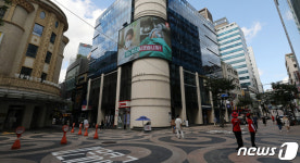 사회적 거리두기 2.5단계 썰렁한 명동거리