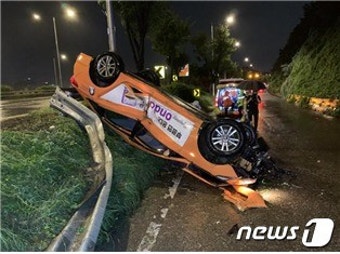 올림픽대로서 승객 태운 택시 전복…2명 경상