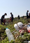 태풍에 떠밀려온 해양쓰레기…해안경비단 구슬땀