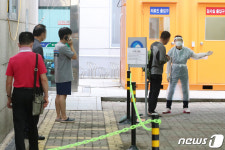 붐비는 대구 북구 선별진료소