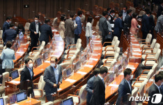 본회의 마친 여야 의원들