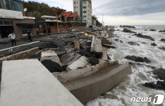 거센 파도에 허물어진 해안도로