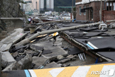 파도에 허물어진 해안도로