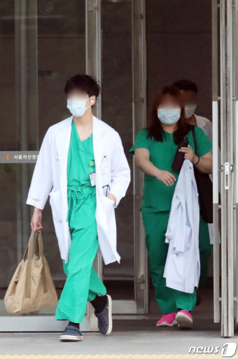 기사사에서 나와 업무 복귀하는 전공의