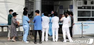 신촌세브란스 집단감염... 선별진료소 몰린 병원종사자들
