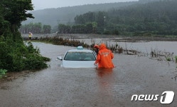 제주 표선에 집중호우…택시 침수