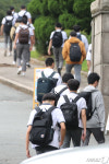 대구, 등교 제한 완화 학생 늘어난 등굣길