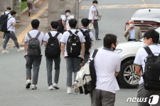 대구, 등교 제한 완화 학생 늘어난 등굣길