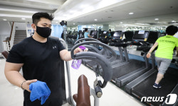 다시 문 연 헬스장 코로나 꼼짝마