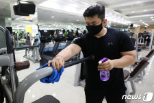 사회적 거리두기 2단계로 완화 다시 문 연 헬스장