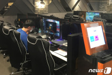 사회적 거리두기 2단계 완화...PC방 고위험 시설 제외