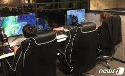 사회적거리두기 2단계 완화...다시 영업하는 PC방