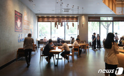 거리두기 완화로 2주간 카페 정상영업