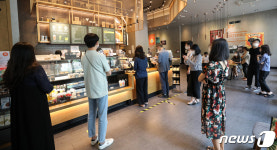 거리두기 단계 완화로 다시 찾은 카페