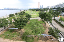 지속되는 한강공원 밀집지역 통제