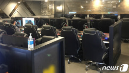 모니터보고 혼자 먹는게 더 안전한데…카페는 되고 PC방은 왜 안돼?