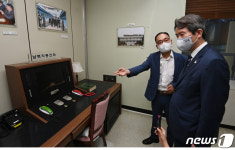 자유의집 남북직통전화실 살피는 이인영 장관