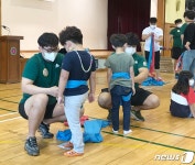 샅바는 이렇게…정읍단풍미인씨름단, 칠보초서 재능기부
