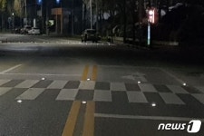 마포구, 횡단보도에 태양광LED 표지병…어린이 교통사고 예방