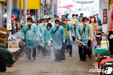 전통시장 방역소독하는 광주 북구