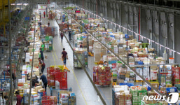 택배 분류에 분주한 중부권광역우편물류센터