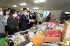 청년여성농업인 생산품 살펴보는 김현수 농식품부 장관