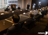 전직 장관 만난 이인영 통일부 장관