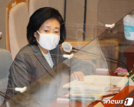 4차 추경안 관련 질의에 답하는 박영선 장관