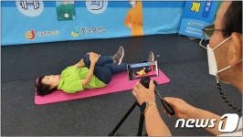 어르신들 카톡 단톡방 만들어 온라인 경로당 열었다