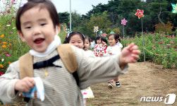 우리는 꽃밭에서 놀아요