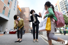 26일 만에 등교 재개 유은혜 부총리, 친구들 반가워요