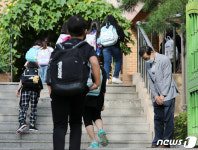 아이들과 인사하는 교장선생님