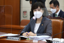 답변하는 전현희 국민권익위원장