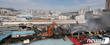 청량리 청과물시장 화재 정리 나선 소방대원들