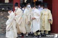 코로나19 여파 마스크 쓴 유림