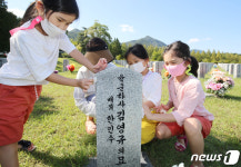 증조할아버지 묘비 닦는 증손녀들