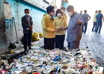 영등포구 자원순환센터 관계자 격려하는 조명래 장관