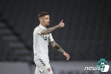 '라스 멀티골' 수원FC, 충남아산 2-0 완파…선두 2점차 추격