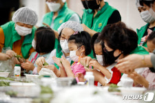 고사리손으로 송편 빚는 아이들