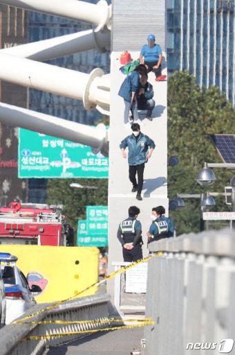 한강대교 아치 고공시위