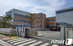 기관장 모시고 현판식…개교 7개월 명판도 안 붙인 학교