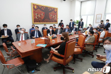 북측 통지문 내용 시청하는 외통위원들