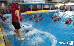수난자 구조훈련 하는 해군병